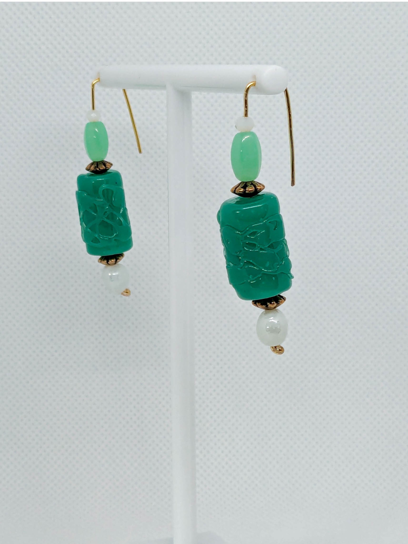 Orecchini pendenti con perline in resina verde intagliata; "Ruota di preghiera intagliata"; perline decorative in vetro verde e bianco, resina con finitura bronzo; fatti a mano; unici