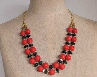 Gros collier rouge, noir et or ; Grosses perles en caoutchouc rouge de 15 mm ; Perles en caoutchouc noir, chevrons et diamants hématite plaqués or ; Fait main