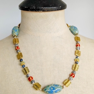 Collar de arcilla, metal y piedras semipreciosas; turquesa; jaspe de piedra de mapa; cuadrados de latón; filigranas nepalesas; pez koi bañado en oro sobre rojo