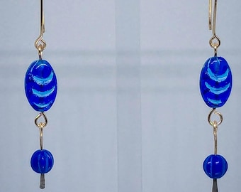 Orecchini pendenti blu cobalto; vetro blu ovale con incisioni bianche; vetro blu melone ceco con lavaggio bianco; eleganti; sofisticati; fatti a mano