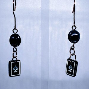 Pendientes con cuentas de as de espadas de vidrio y melón negro; hechos a mano; alambre de joyería de cobre con acabado metalizado formado a mano; pendientes oscuros;