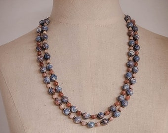 Collier fait main avec pierres précieuses perlées ; 2 brins ; Pierre bleue et blanche ; Pierre de soleil ; Chaîne, maillons et crochet en bronze antique ; Collier collier unique ;