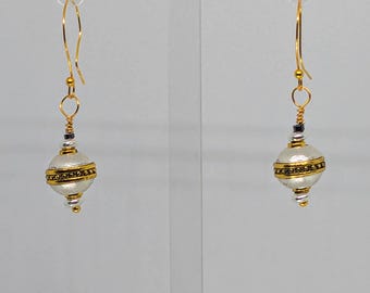 Orecchini pendenti in metallo fuso bicolore con finitura anticata; argentati; dorati; ematite nera; fili per orecchini dorati; sobri; eleganti; da indossare tutti i giorni