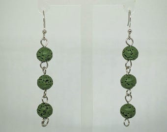 Orecchini pendenti con perline in pietra lavica verde; orecchini pendenti con 3 perline; acciaio inossidabile; rame rodiato; stile elegante