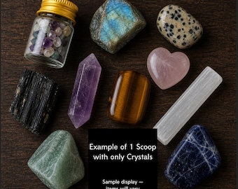 Op de afbeelding: Een assortiment kristallen en edelstenen, waaronder een hartvormige rozenkwarts, een heldere kwartskristalpunt en een klein glazen potje gevuld met getrommelde stenen. De afbeelding bevat de tekst: "Example of 1 Scoop with only Crystals. Sample display - items will vary."