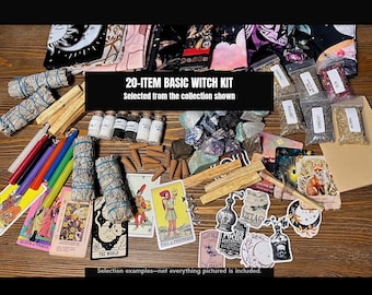 Puede incluir: Un kit básico de brujería de 20 artículos que incluye atados de salvia, palos de palo santo, velas cónicas de colores, frascos de vidrio con sales, cristales variados, cartas de tarot, hierbas secas en bolsas etiquetadas y pegatinas.
