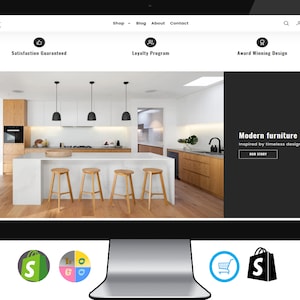 Könnte beinhalten: Ein modernes Kücheninnere mit weißen Schränken, einer weißen Insel und Holzbarhockern. Die Küche verfügt über ein großes Fenster, eine Spüle aus Edelstahl und eine schwarze Dunstabzugshaube. Der Text "Moderne Möbel" und "Inspiriert von zeitlosem Design" wird auf der rechten Seite des Bildes angezeigt.