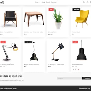 Könnte beinhalten: Eine Website-Startseite für Loft, einen Online-Shop, der Wohnaccessoires und Möbel verkauft. Die Seite zeigt ein Raster mit Produktbildern mit Beschreibungen und Preisen. Zu den Produkten gehören ein schwarzer gepolsterter Stuhl, ein Tisch aus Holz und Metall, eine Pflanze, ein gelber Stuhl, eine schwarze Tischlampe, eine schwarze Pendelleuchte und eine schwarze Pendelleuchte. Die Seite enthält auch einen Call-to-Action, um sich für die Loft-E-Mail-Liste anzumelden.