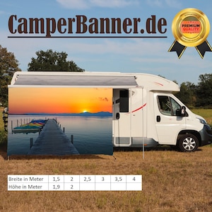 Op de afbeelding: Een witte camper met een zonondergang-thema luifel. De luifel heeft een scène van een meer met een houten pier en boten. De luifel is verkrijgbaar in verschillende maten, met de afmetingen in meters. De tekst "CamperBanner.de" wordt boven de camper weergegeven, en een gouden zegel met de tekst "PREMIUM KWALITEIT" wordt in de rechterbovenhoek weergegeven.