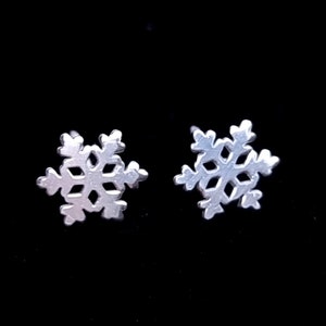 Snowflake Silver Stud Earrings, Silver Snowflake Earrings, Tiny Snowflake Studs, Winter Ear Studs, Christmas Earrings, Christmas Gift