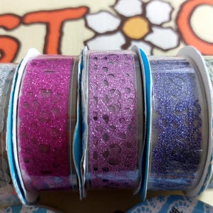 光沢のあるレースのプラスチック製のリボンレースのバラのパターンの工芸品の装飾ステッカー、パッケージ DIY ギフト用。ゴールド、シルバー、レッド、パープル、グリーンのランダム 4 ロール