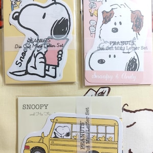 Conjunto de letras en miniatura con patrón de autobús escolar con letras de Snoopy y Andy