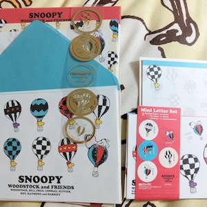 Juego de cartas y sobres de Snoopy y Woodstock con patrón de globo de hidrógeno