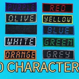 Può includere: Un set di dieci toppe ricamate da stirare in vari colori, ciascuna con la parola "PURPLE", "RED", "OLIVE", "YELLOW", "BLACK", "BLUE", "WHITE", "GREEN", "ORANGE" o "GREY" in un font digitale. Il testo "10 CHARACTERS LILLEHAMMER FONT" è visibile anche nell'immagine.