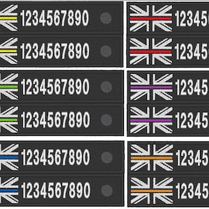 Op de afbeelding: Zes zwarte rechthoekige patches met een witte Union Jack-vlag en een gekleurde streep in het midden. De nummers 1234567890 zijn in wit onder de vlag gedrukt. De strepen zijn geel, rood, paars, groen, blauw en oranje.