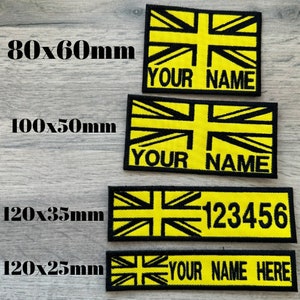 Puede incluir: Cuatro parches bordados termoadhesivos amarillos y negros con el diseño de la bandera de la Union Jack. Los parches están disponibles en cuatro tamaños: 80x60mm, 100x50mm, 120x35mm y 120x25mm. Dos parches presentan el texto "YOUR NAME" y un parche presenta el texto "123456". El último parche presenta el texto "YOUR NAME HERE".