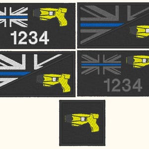 Pode incluir: Quatro patches bordados em preto e branco com um taser amarelo e uma bandeira Union Jack azul e branca. Os patches têm o número 1234 impresso neles.
