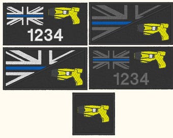Puede incluir: Cuatro parches bordados en blanco y negro con un taser amarillo y una bandera Union Jack azul y blanca. Los parches tienen el número 1234 impreso en ellos.