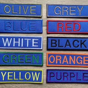 Puede incluir: Doce muestras de color con los nombres de los colores impresos en cada muestra. Los colores son oliva, gris, azul, rojo, blanco, negro, verde, naranja, amarillo y morado.