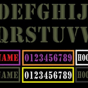 Könnte beinhalten: Grüne Buchstaben und Zahlen im Militärstil zum Sticken. Die Buchstaben sind in Großbuchstaben und die Zahlen in Blockschrift. Der Text "YOUR NAME" und "HOOK OR SEW ON" ist ebenfalls enthalten.
