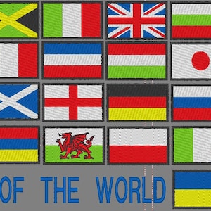 Peut inclure: Une collection de drapeaux brodés du monde entier, y compris les drapeaux du Danemark, de la Jamaïque, de l'Italie, du Royaume-Uni, de la Russie, du Japon, de l'Autriche, de la Finlande, de l'Écosse, de l'Angleterre, de l'Allemagne, de la Russie, de la Suède, de la Turquie, de l'Arménie, du Pays de Galles, de la Pologne, de l'Irlande, de la Belgique, de l'Ukraine et de la Roumanie. Les drapeaux sont disposés en grille et sont tous de la même taille. Le texte "FLAGS OF THE WORLD" est imprimé sous les drapeaux.