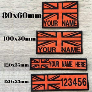 Puede incluir: Cuatro parches de plancha bordados de color naranja y negro con el diseño de la bandera de la Union Jack. Los parches son de diferentes tamaños: 80x60mm, 100x50mm, 120x35mm y 120x25mm. Los parches tienen diferentes textos: "YOUR NAME", "YOUR NAME HERE" y "123456".