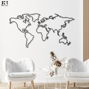 以下が含まれることがあります： 世界地図の連続した輪郭を特徴とする黒い金属製のウォールアート作品。このデザインは、大陸をミニマリストなワイヤーフレームスタイルで表現しており、無地の壁に取り付けられています。左上隅にSKY WALL ARTというテキストが表示されています。
