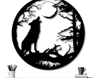 Op de afbeelding: Zwarte metalen wandkunst met een silhouet van een huilende wolf tegen een maanverlichte bosscène. Het kunstwerk is cirkelvormig, met een gedetailleerd uitgesneden ontwerp van bomen, takken en een halve maan. De tekst "SKY WALL ART" is zichtbaar.
