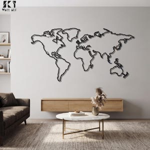 Könnte beinhalten: Ein Wandkunstobjekt aus schwarzem Metall, das eine Weltkarte als durchgehende Kontur der Kontinente darstellt. Das Design zeigt die geografischen Formen von Nordamerika, Südamerika, Europa, Afrika, Asien und Australien in Drahtoptik.