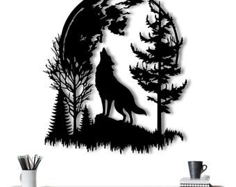 Op de afbeelding: Zwarte metalen wandkunst met een wolf die huilt naar de maan, omringd door bomen. Het ontwerp is uit metaal gesneden en heeft een rustieke, vintage uitstraling.