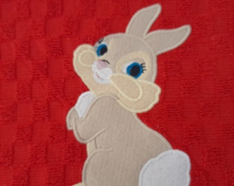 Petite serviette d'éducation pour enfant en coton éponge rouge à relief brodée d'un motif " lapin "