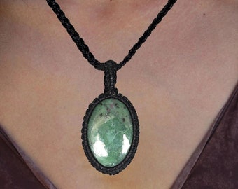 Collier rubis zoisite en macramé fait main : pendentif en cristal de guérison