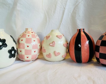 手作りのピンクのハート型陶器の花瓶：遊び心のあるホーム