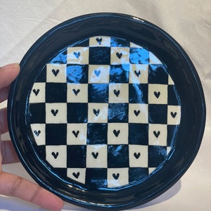 Ręcznie malowany ceramiczny talerz w kratkę z sercami