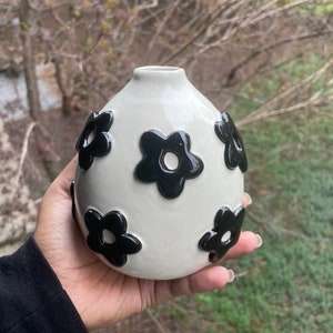 Black flower vase | Hand made ceramics