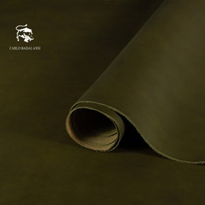 Könnte beinhalten: Eine Rolle dunkelgrünes Leder, aufgerollt und die Lederstruktur zeigend. Das Leder ist mit "CARLO BADALASSI" beschriftet.