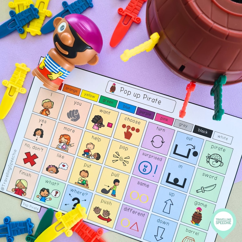 K&ouml;nnte beinhalten: Ein farbenfrohes Lernspielbrett mit Piratenthema. Das Brett hat ein Raster mit Bildern und W&ouml;rtern, darunter "Pop", "W&auml;hlen", "Drehen", "&Uuml;berrascht", "Gleich", "Anders", "Hoch", "Runter", "Rein", "Raus", "Pirat", "Schwert", "Spiel", und "Fass".