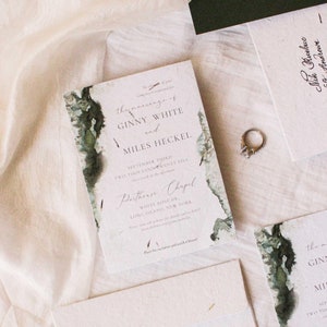 Elegante Aquarell Hochzeitseinladung | Abstrakte Smaragdgrün Marmor Hochzeit Einladen | Handgeschöpftes Wildblumen-Blütenpapier