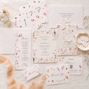 Suite d'invitations de mariage en fleurs pressées – Invitation florale artisanale sur le thème des fleurs sauvages avec réponse par QR code et papeterie pour le jour J