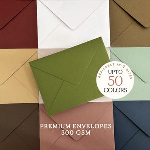 Puede incluir: Una colección de sobres premium en varios colores, incluyendo verde, blanco y marrón. La imagen muestra una variedad de colores de sobres y el texto "AVAILABLE IN 3 SIZES UPTO 50 COLORS" y "PREMIUM ENVELOPES 300 GSM".