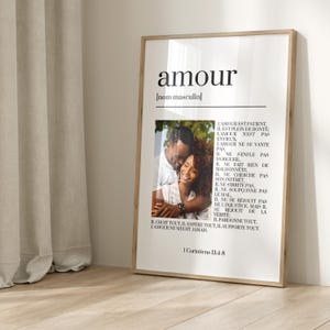 Peut inclure: Une affiche imprimable en noir et blanc avec une définition du mot français "amour" (amour) en français. L'affiche comprend une photo en noir et blanc d'un couple qui s'embrasse. Le texte sur l'affiche se lit comme suit : "L'amour est patient, il est plein de bonté, l'amour n'est pas envieux, l'amour ne se vante pas, il ne s'enfle pas d'orgueil, il ne fait rien de malhonnête, il ne cherche pas son intérêt, il ne s'irrite pas, il ne soupçonne pas le mal, il ne se réjouit pas de l'injustice, mais il se réjouit de la vérité, il pardonne tout, il croit tout, il espère tout, il supporte tout. L'amour ne meurt jamais. 1 Corintiens 13:4-8"