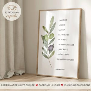 Puede incluir: Un cuadro decorativo rectangular vertical con una ilustración en acuarela de una rama de olivo con aceitunas verdes y moradas oscuras. El texto enumera virtudes en francés como L'AMOUR, LA JOIE, LA PAIX y la cita Galates 5:22-23.