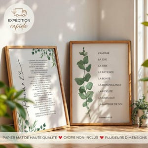 Può includere: Due stampe da parete rettangolari con illustrazioni botaniche di eucalipto e testi religiosi. La stampa a sinistra mostra il Salmo 23, mentre quella a destra elenca i frutti dello Spirito tratti da Galati 5:22-23 in francese.