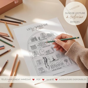 Puede incluir: Una página para colorear en blanco y negro titulada "LES LIVRES DE la Bible" con un diseño de estantería. La página incluye texto en francés e inglés, y se está coloreando con un lápiz verde. Lápices de colores esparcidos.