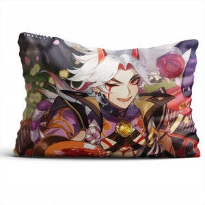 Peut inclure: Un coussin décoratif représentant un personnage d'anime coloré avec des cheveux blancs, des yeux rouges et une tenue dorée et violette. Le personnage tient une tasse rouge et orange. Le coussin a un fond de fleurs roses et de feuilles vertes. Le texte "IMPACT" est visible dans le coin supérieur gauche.