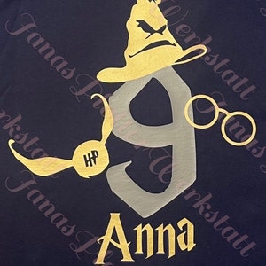 Pu&ograve; includere: Un 9 dorato con paillettes con un cappello di smistamento di Harry Potter dorato con paillettes, un boccino d'oro con paillettes e occhiali dorati con paillettes su una maglietta blu scuro. Il nome "Anna" &egrave; scritto in paillettes dorate sotto il 9.