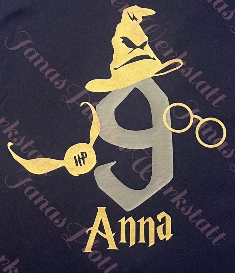 Pu&ograve; includere: Un 9 dorato con paillettes con un cappello di smistamento di Harry Potter dorato con paillettes, un boccino d'oro con paillettes e occhiali dorati con paillettes su una maglietta blu scuro. Il nome "Anna" &egrave; scritto in paillettes dorate sotto il 9.