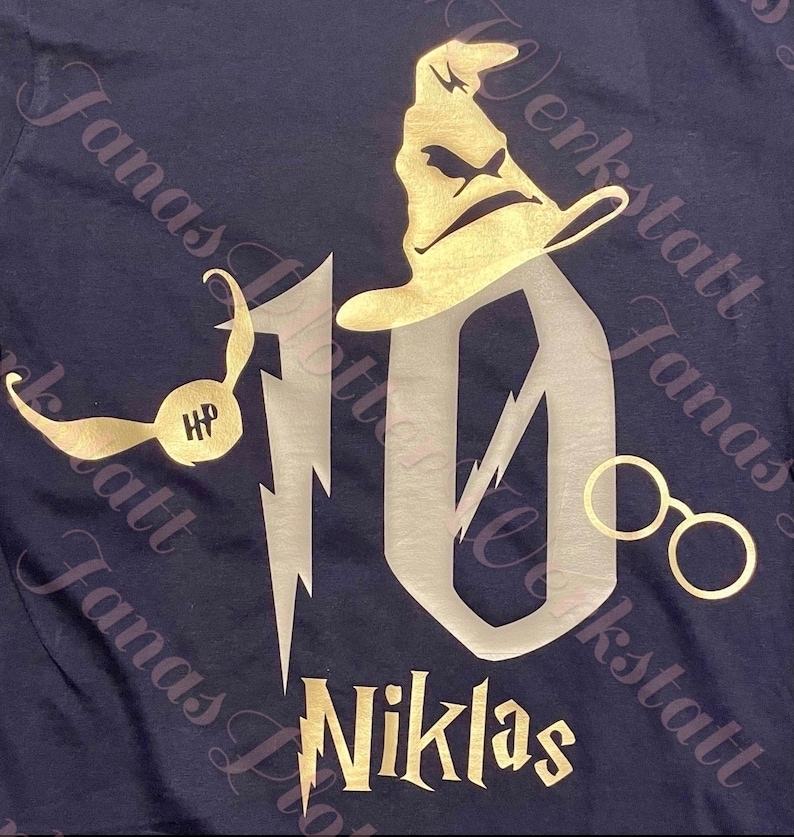 Pu&ograve; includere: Una maglietta blu navy con un design glitter oro che presenta il numero 10, un fulmine, un Cappello Parlante, un Boccino d'Oro e il testo "Niklas".