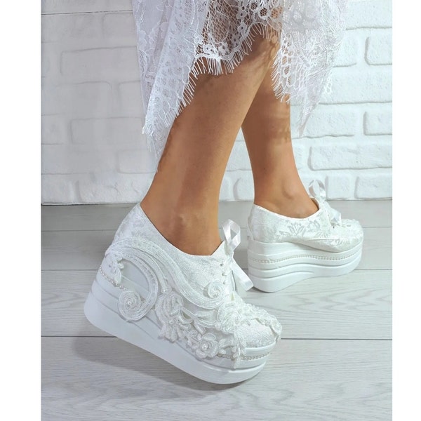 Converse nuptiale blanche, baskets de mariée, baskets de mariage, chaussures compensées pour mariage, talons compensés, chaussures compensées pour mariée, chaussures compensées pour mariée en dentelle, baskets de mariage en dentelle blanche