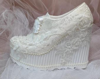 Sapato de noiva de salto plataforma em renda branca com detalhes em renda francesa.